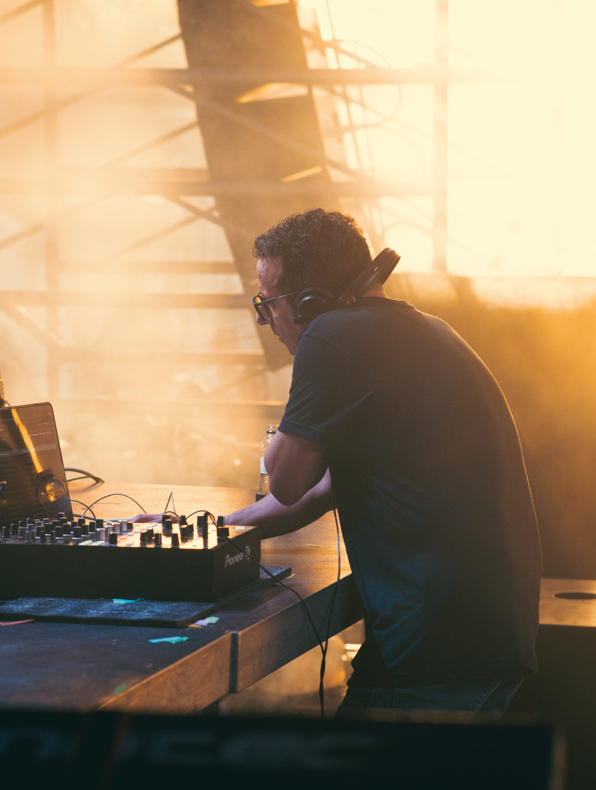 Home DJ en directo durante Revival